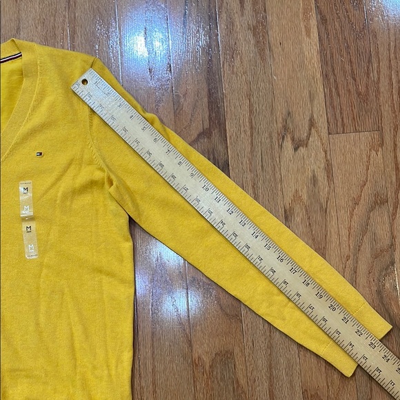 Tommy Hilfiger NWT Men's Dark Yellow V-Neck Sweater Size Medium Lightweight - Picture 6 of 13